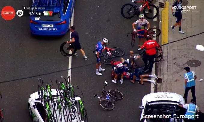 🎥 Update | Arensman met gezichtsletsel uit de Vuelta na harde smak in rit zeven
