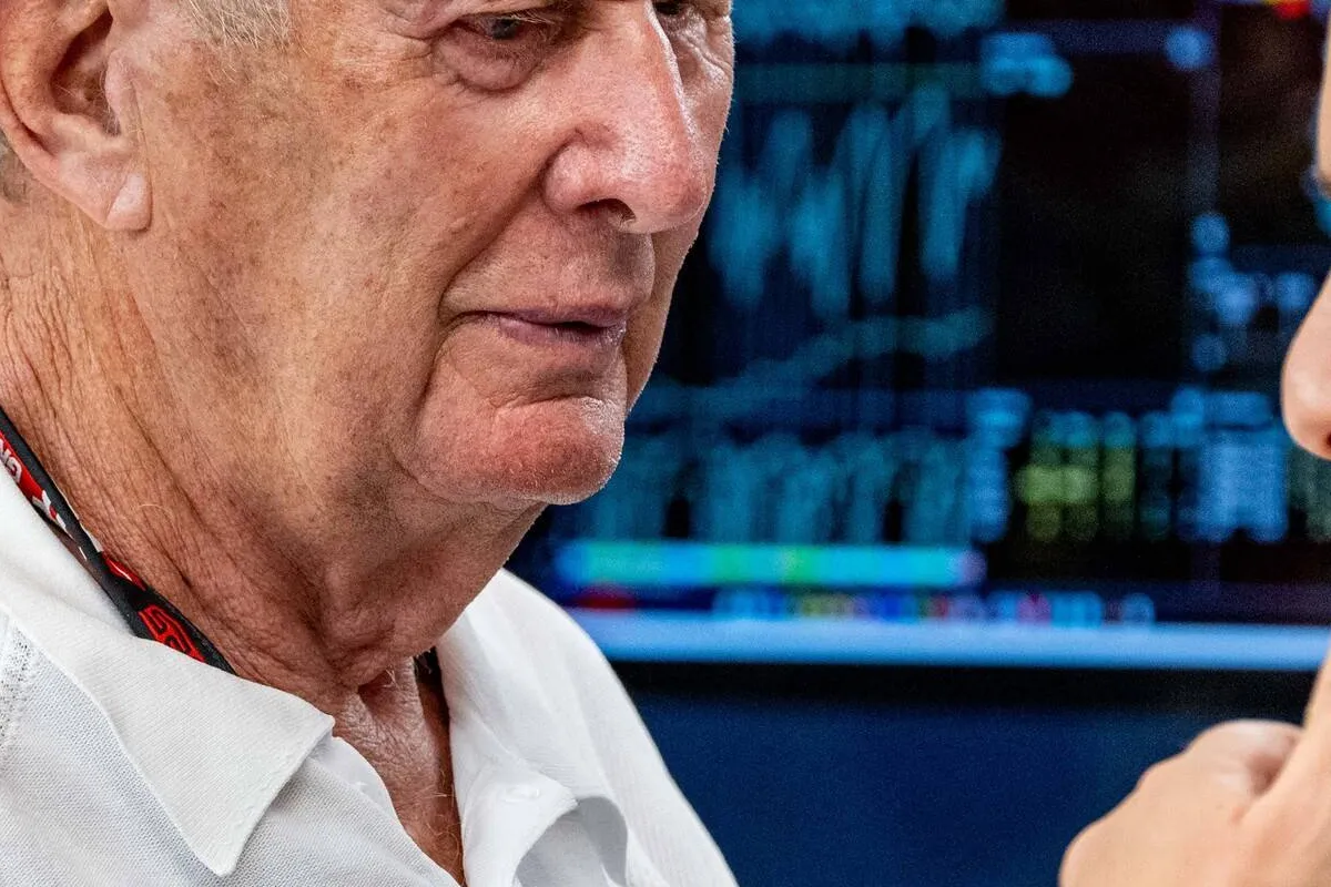 Helmut Marko en Gianpiero Lambiase in gesprek tijdens een raceweekend