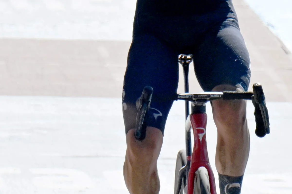 Karren maar: Dylan van Baarle wint Parijs-Roubaix op werkelijk fantastische wijze