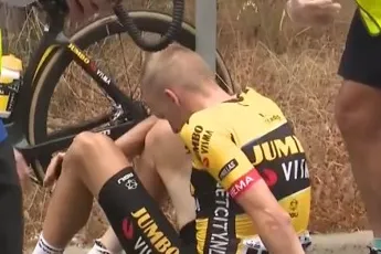🎥 Zware domper voor Jumbo-Visma: Gesink valt hard op hoofd, ook DSM en Jayco-AlUla verliezen een renner