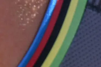 Koud terug van vakantie komt Mathieu van der Poel met update: 'Kans is groot dat fiets nog tijdje op stal blijft'