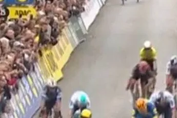 Nare crashes flinke smet op slotrit Deutschland Tour: Brennan weer te rap voor Milan, Waerenskjold einwinnaar