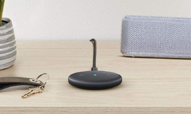 Google Nest Mini-speaker gelekt met muurbevestiging en 3,5 mm audiojack