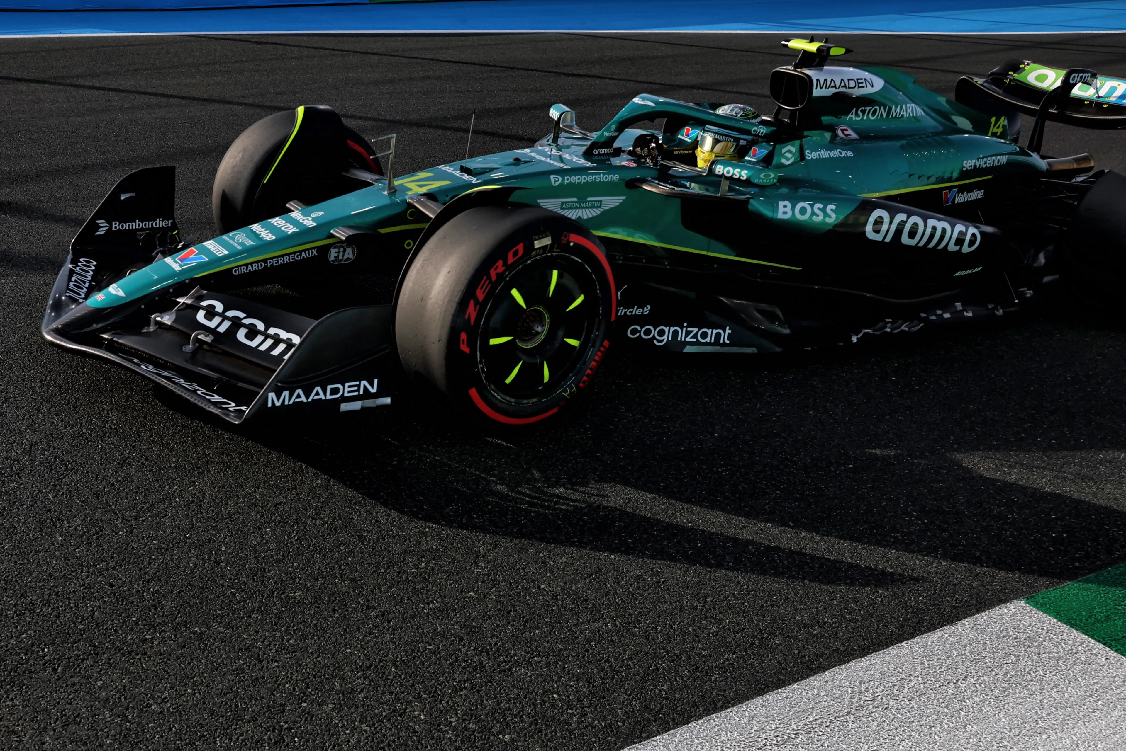 Fernando Alonso conducienndo el AMR25 en Jeddah