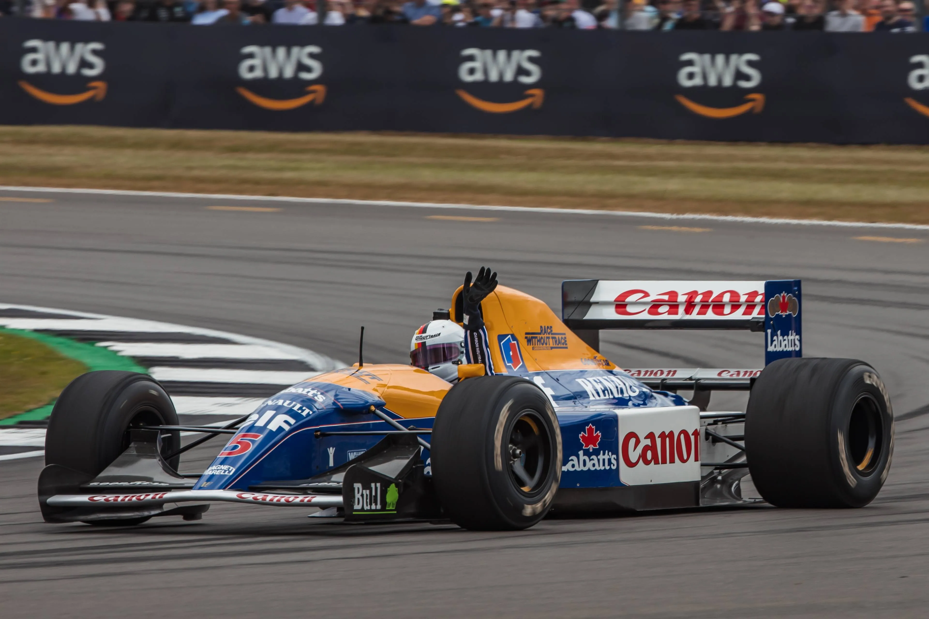 Au Grand Prix de Grande-Bretagne 2022, Sebastian Vettel a piloté la FW14B, une voiture qu'il possède, autour de Silverstone devant de nombreux fans