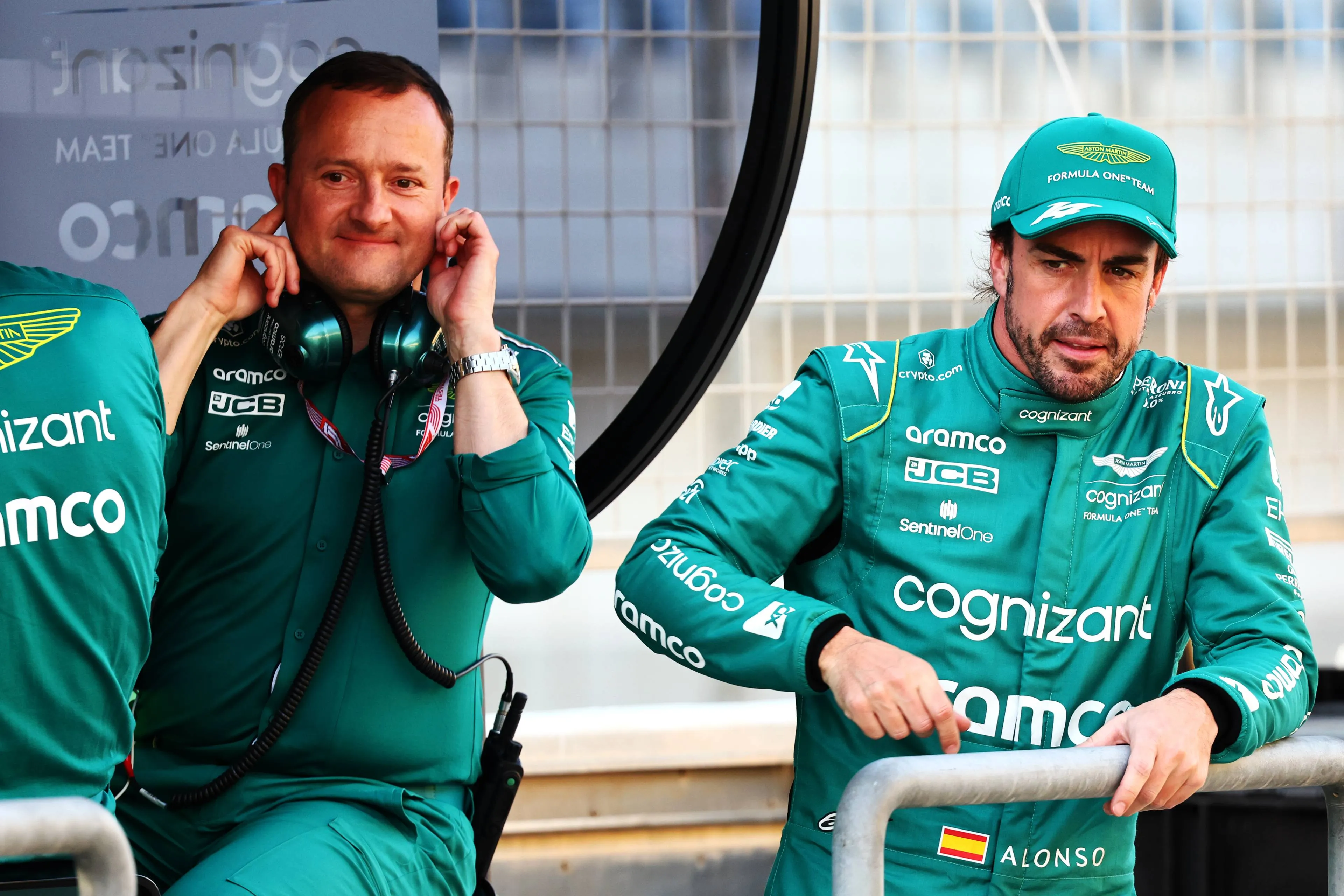 Formula One Pre-Season Testing, Bahrain, Bahrain International Circuit, Sakhir, Bahrain, Thursday 23 February 2023 - L to R): Eric Blandin (FRA) Aston Martin F1 Team Deputy Technical Director with Fernando Alonso (ESP) Aston Martin F1 Team.