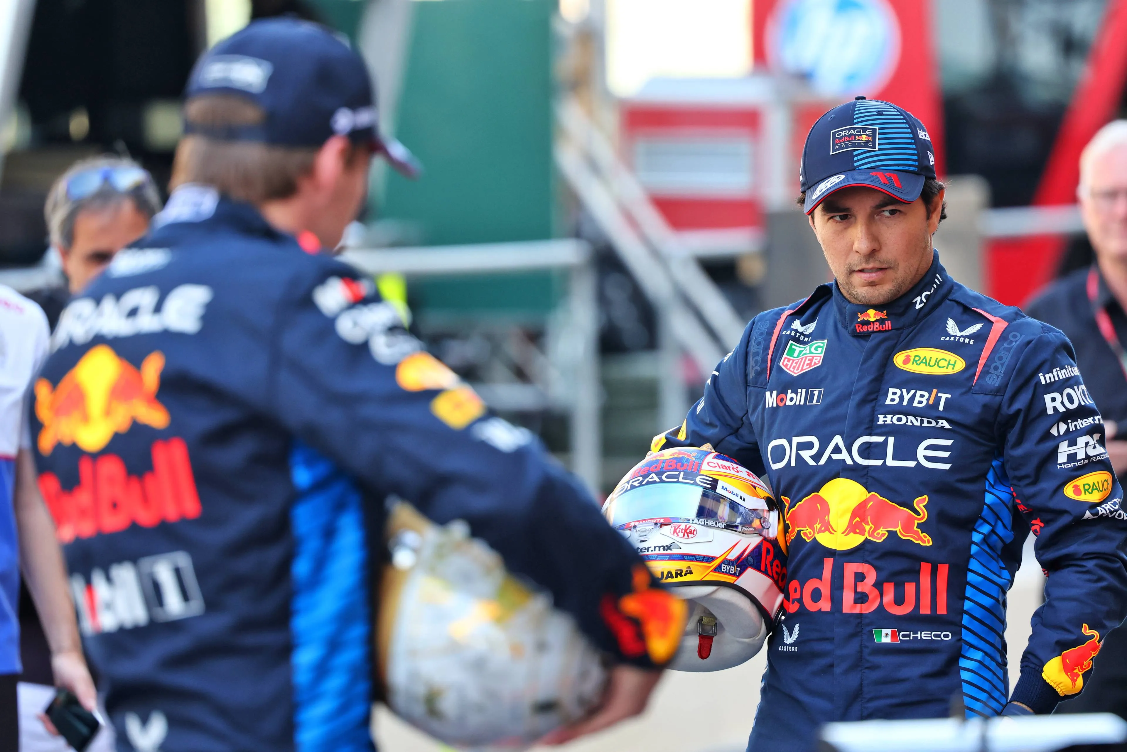 Após terminar em P2 na classificação dos pilotos em 2023 atrás de Verstappen, Perez só conseguiu chegar em P8 uma temporada depois, com o holandês marcando 285 pontos a mais durante o ano