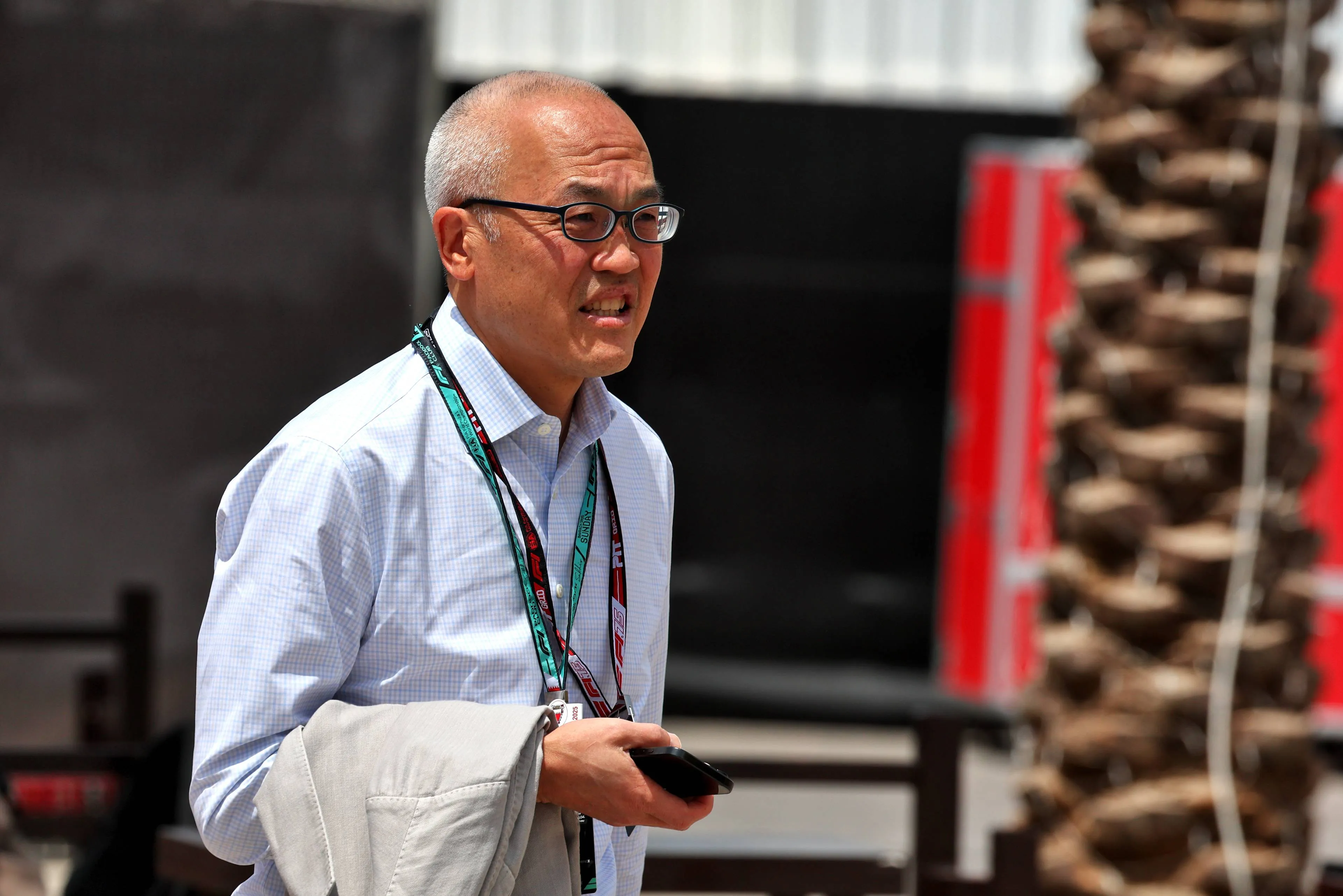 Chang fotografato mentre entra nel paddock all'inizio di quest'anno in Bahrein