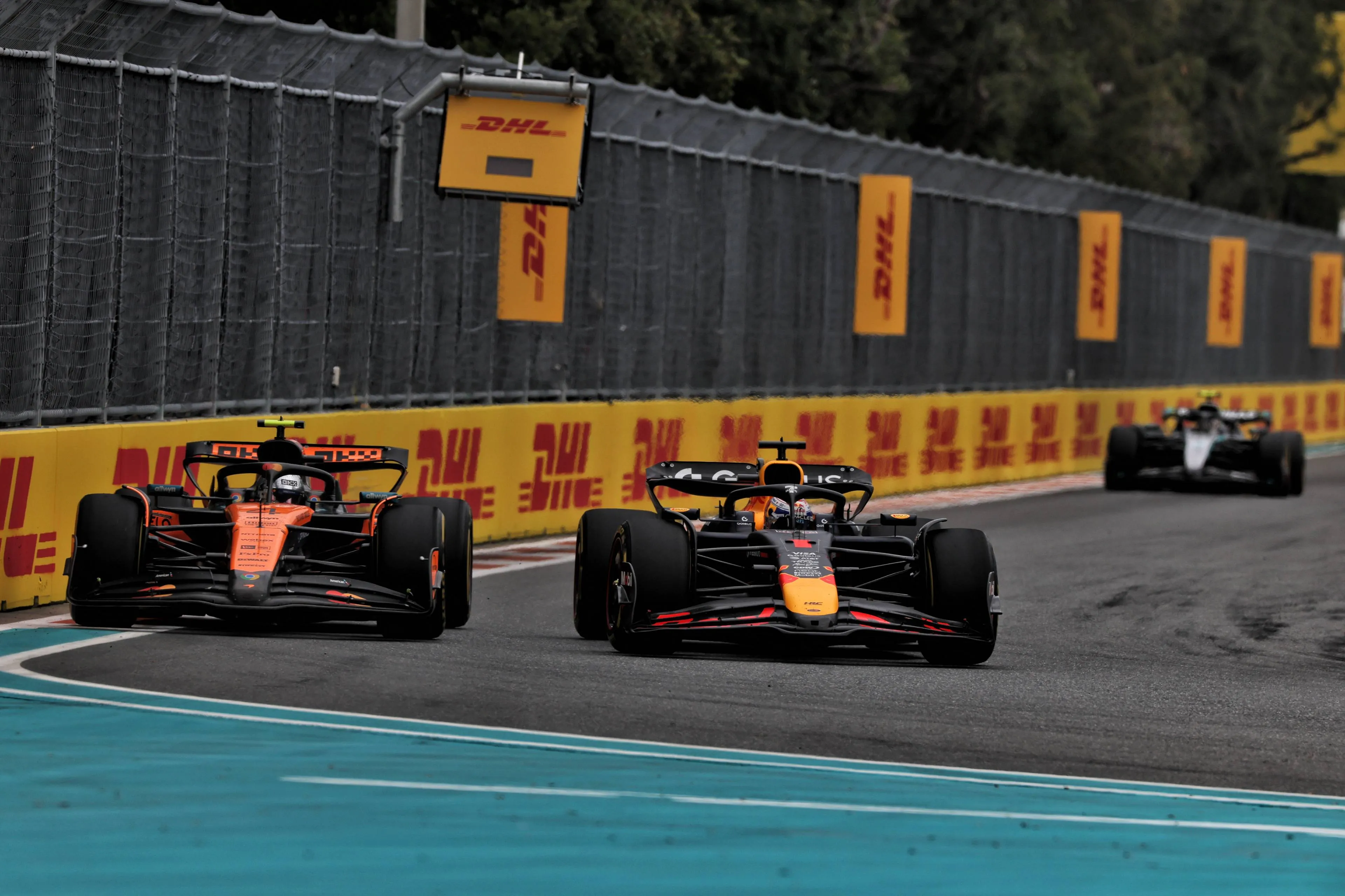 Max Verstappen e Lando Norris lutando pelo segundo lugar no Grande Prêmio de Miami