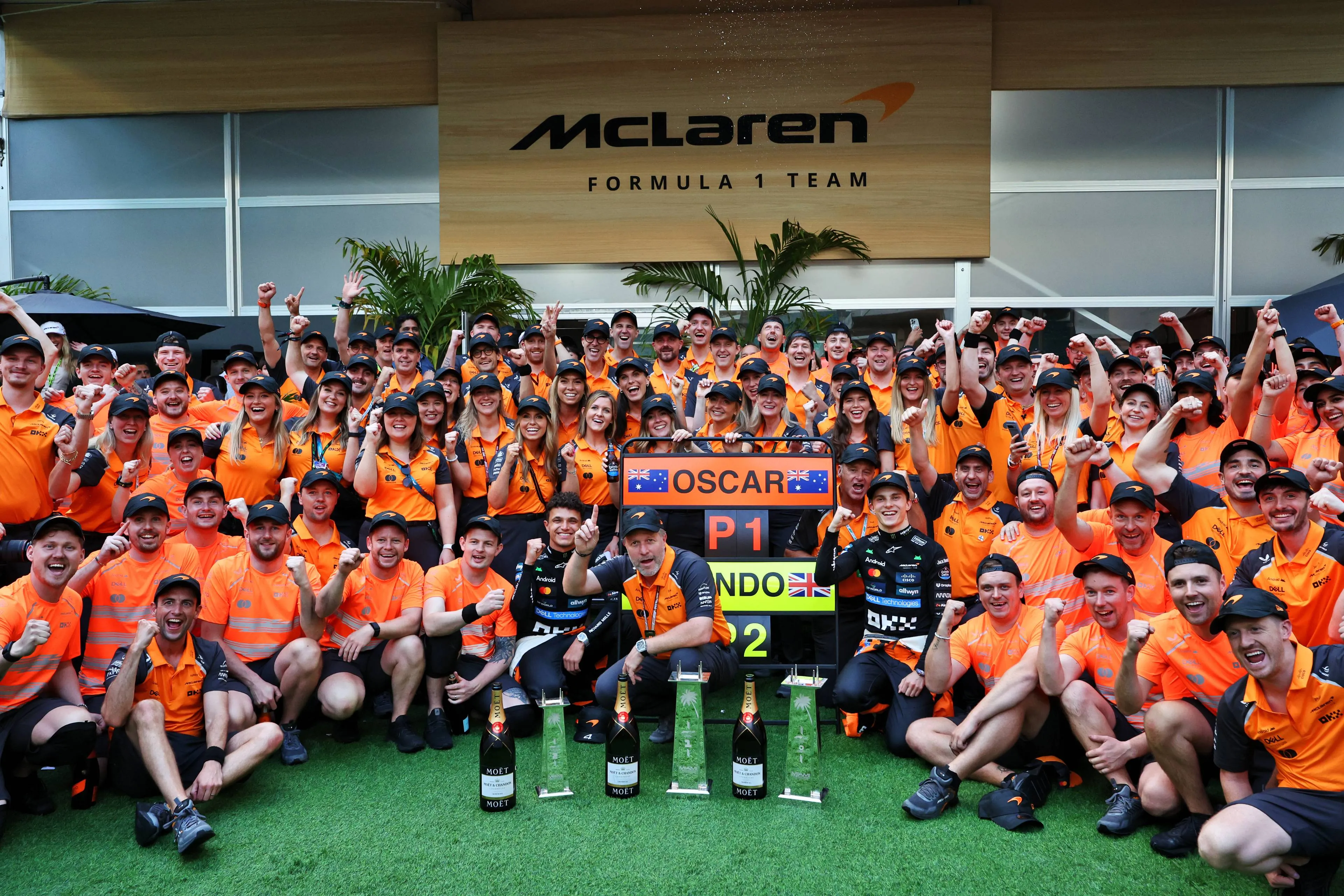 McLaren célèbre après leur victoire à Miami