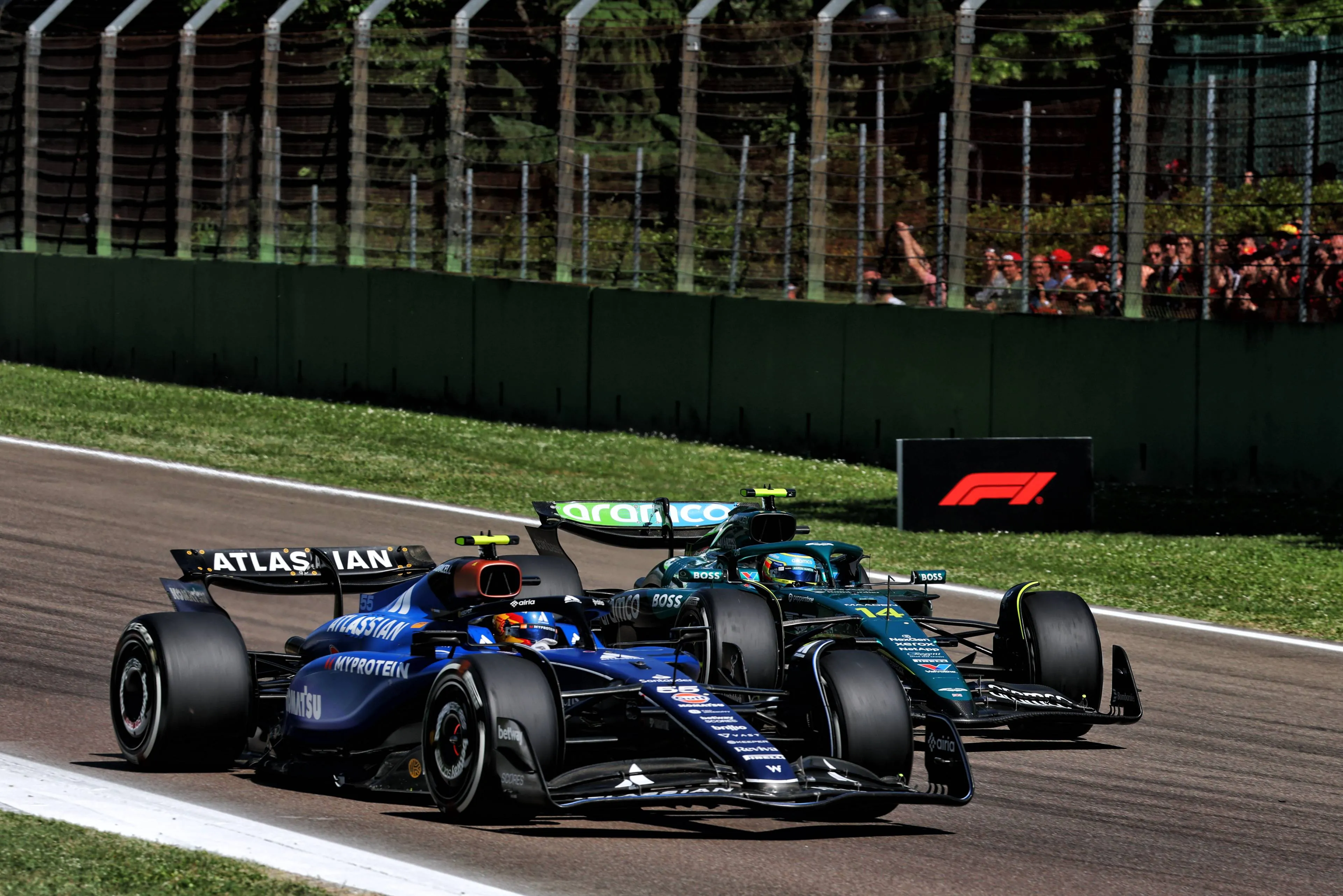 Fernando Alonso sendo ultrapassado por Carlos Sainz no Grande Prêmio de Imola
