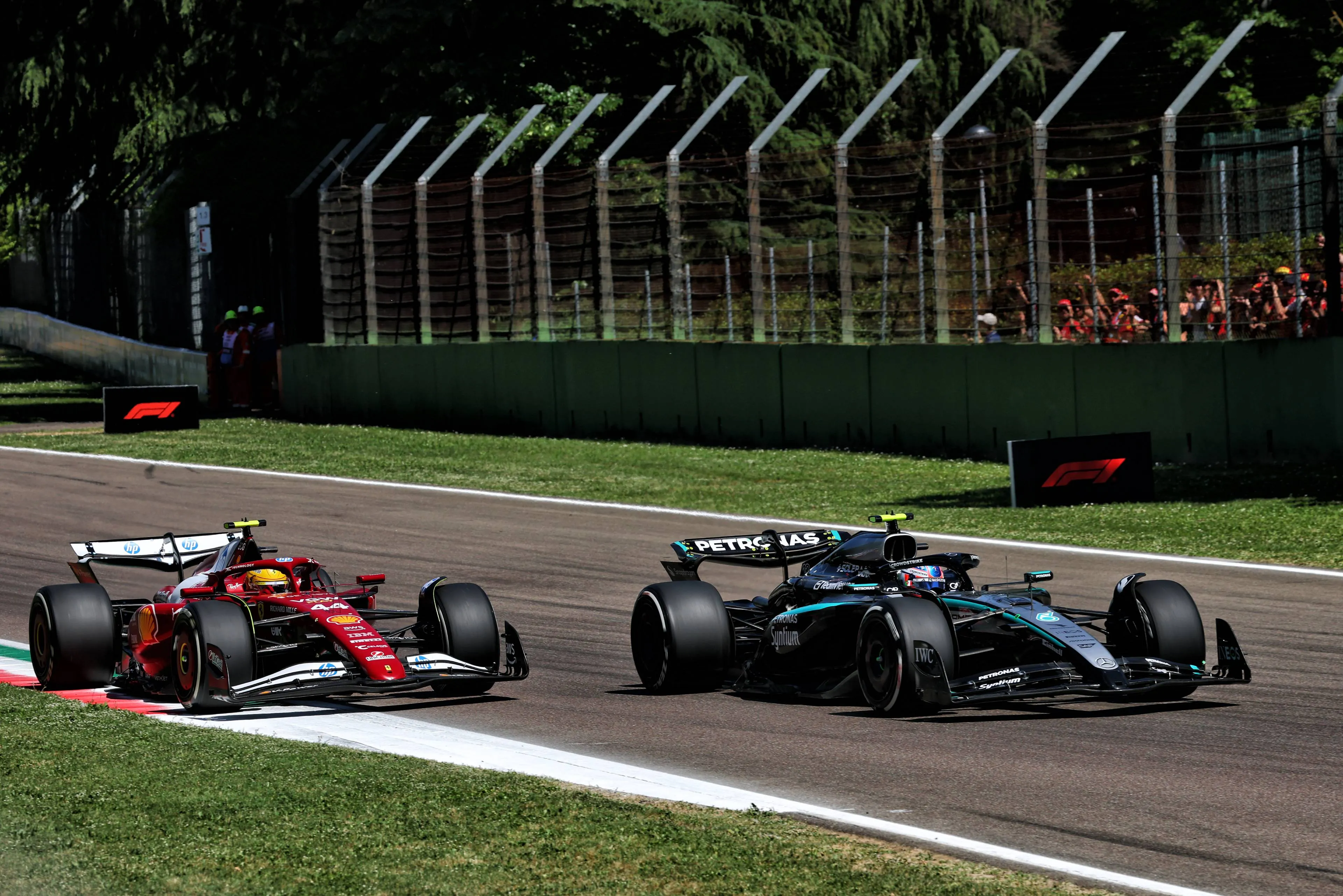 Lewis Hamilton tentando uma ultrapassagem em Andrea Kimi Antonelli em Tamburello