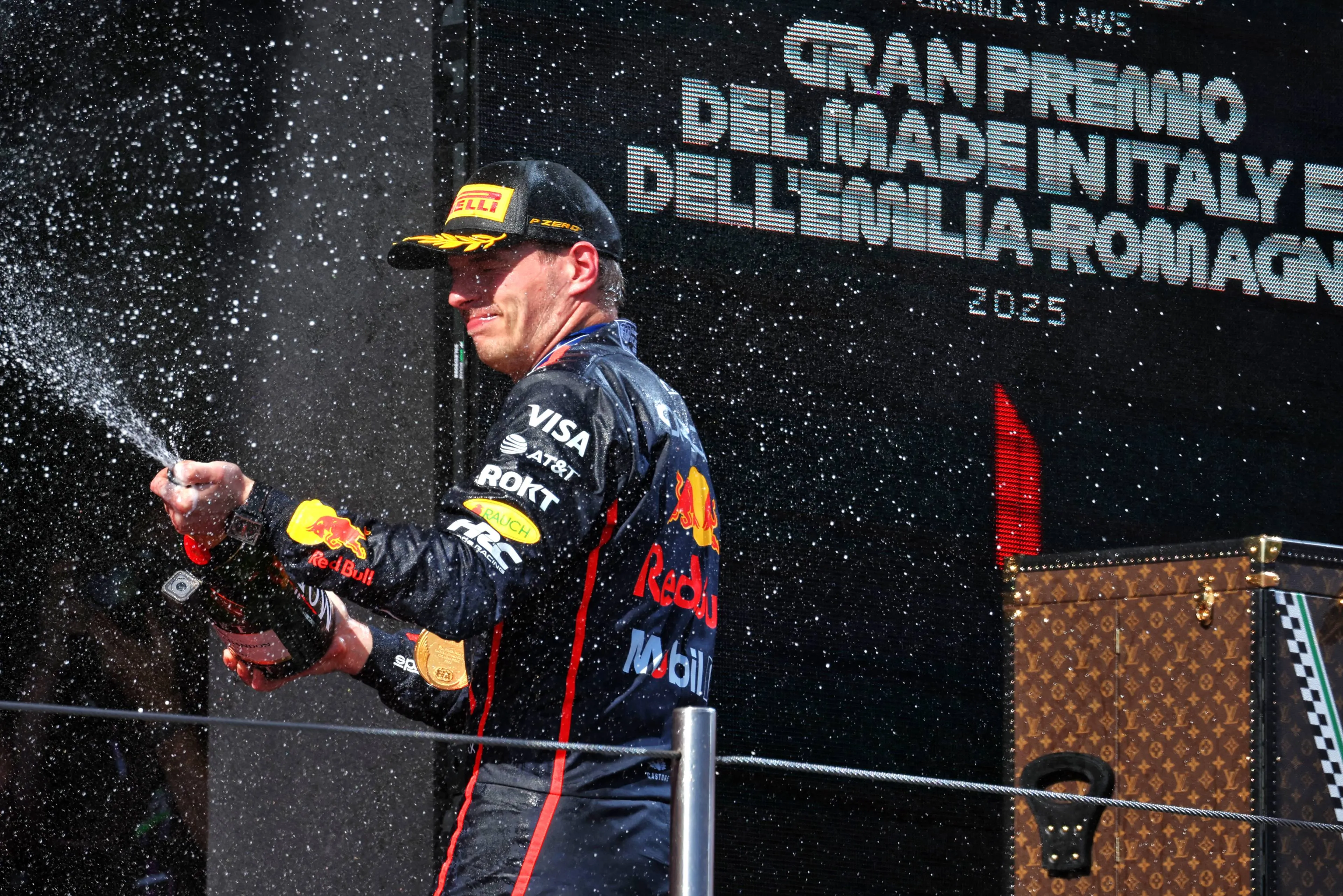 Max Verstappen célèbre la deuxième victoire de Red Bull de la saison 2025 au Grand Prix d'Emilie-Romagne après un début de campagne difficile