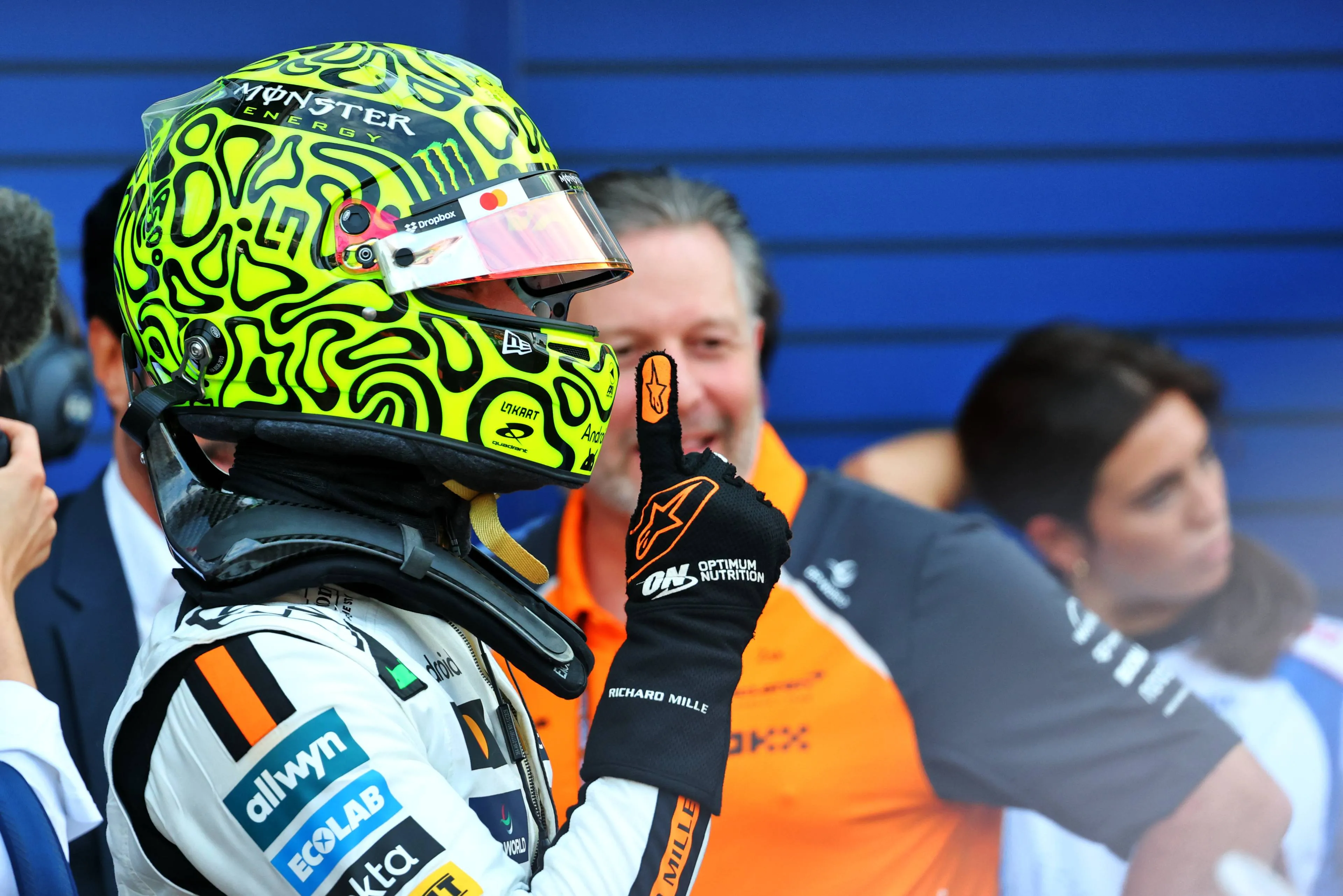 Norris wurde gefeiert, wie er die Pole Position in der Boxengasse von Monaco feierte