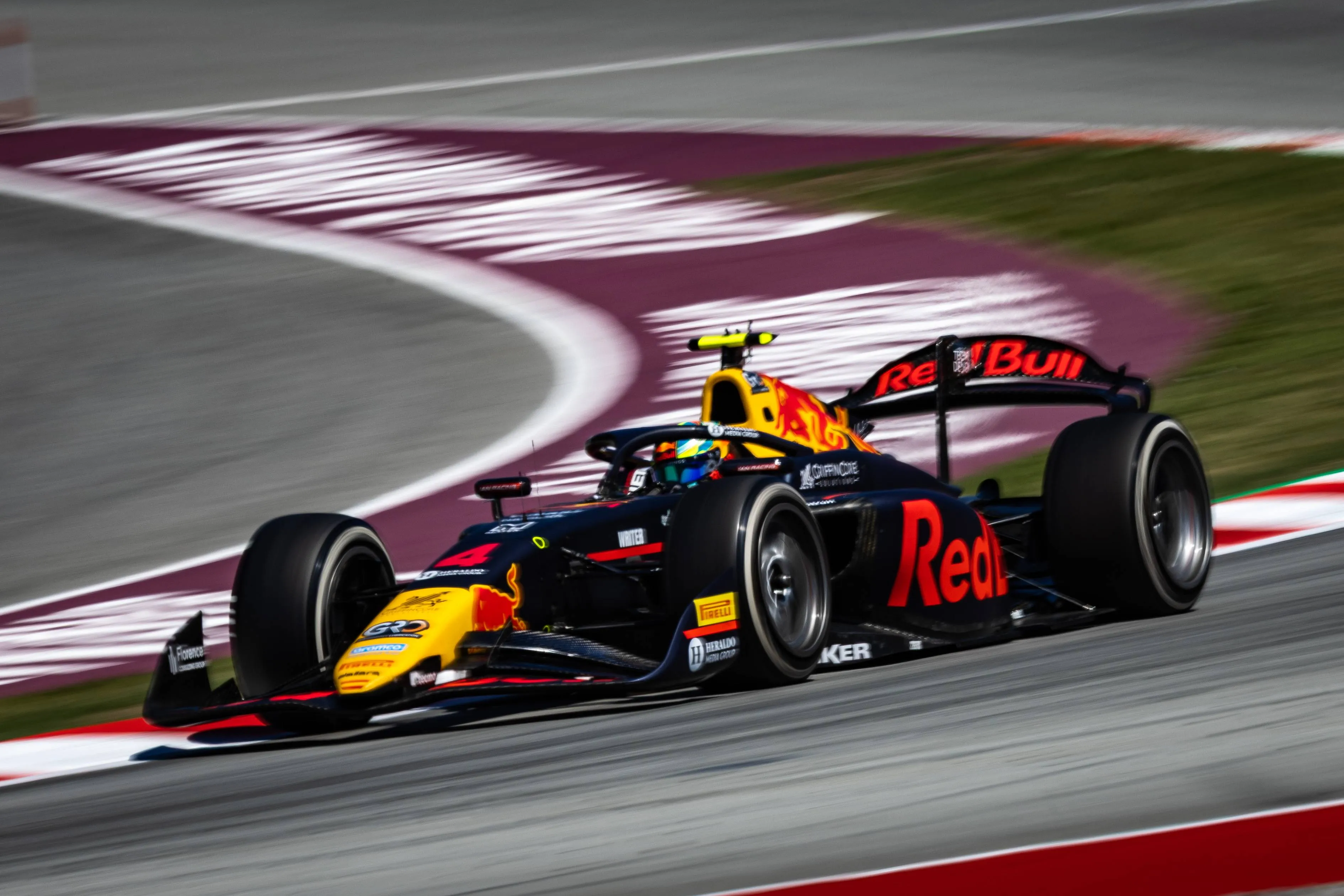 Arvid Lindblad obtuvo su superlicencia aprobada por la FIA antes de su cumpleaños número 18, permitiéndole conducir en la F1.