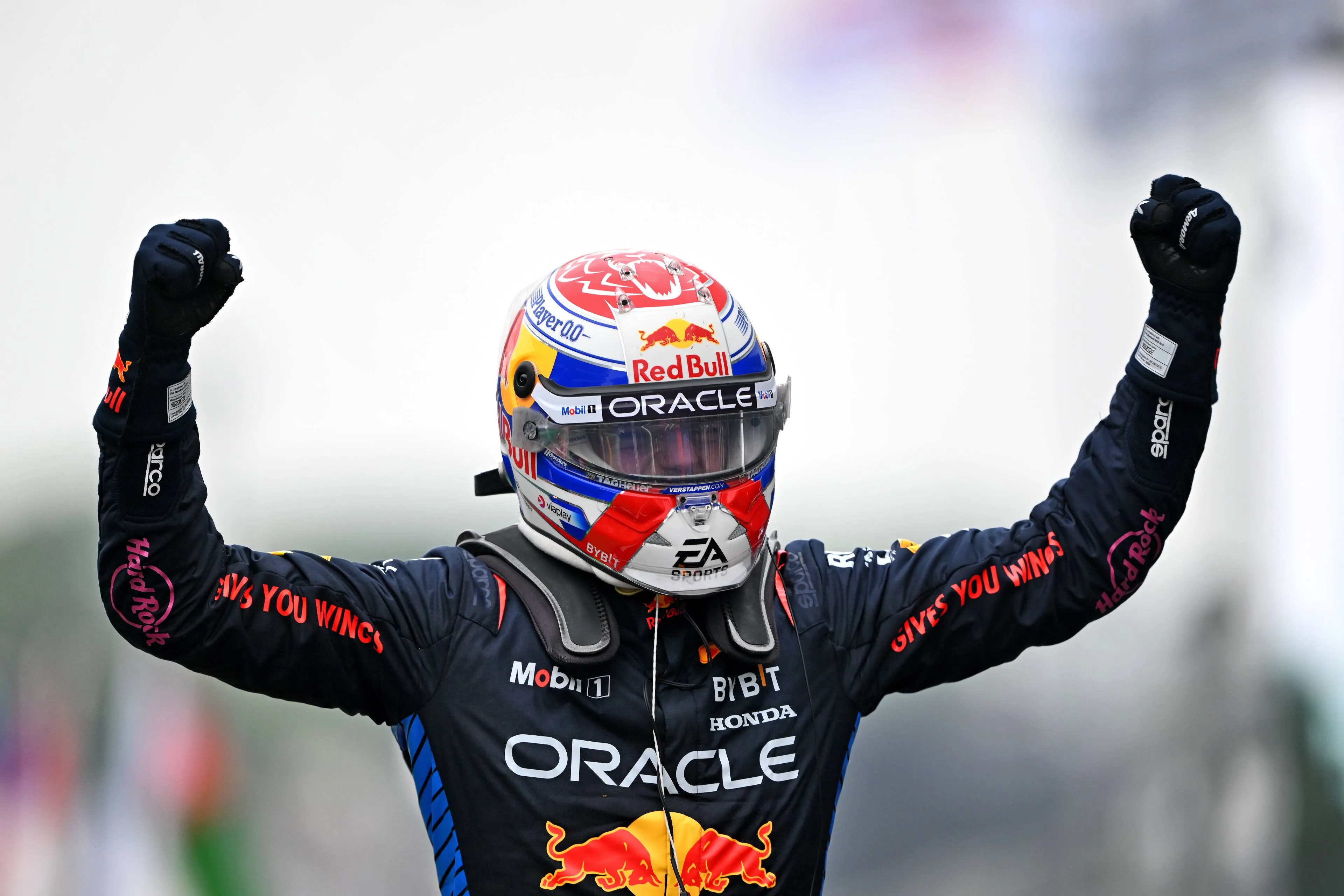 Max Verstappen celebra una delle sue vittorie più entusiasmanti in Formula 1 al Gran Premio del Brasile 2024