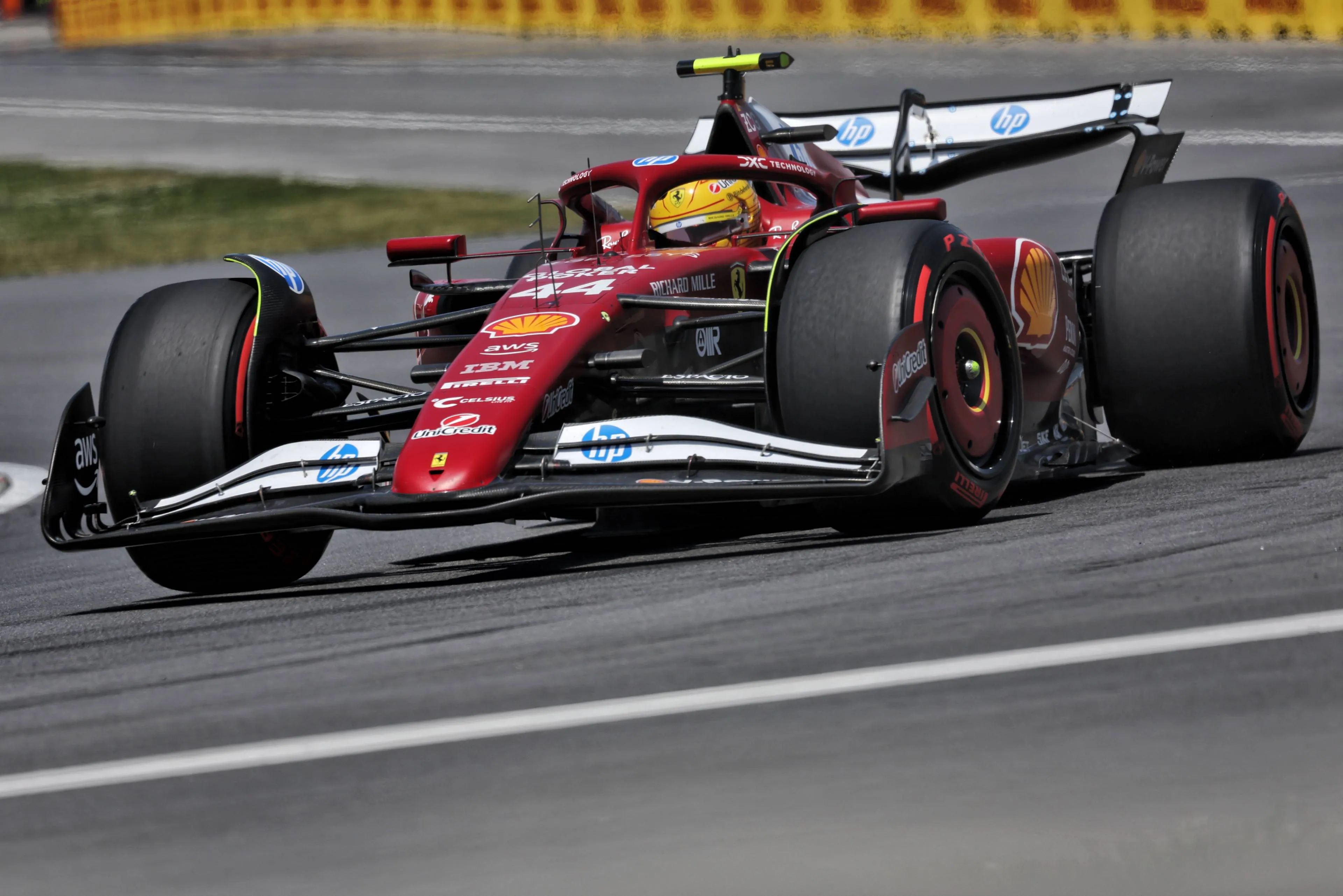 Os destaques de Lewis Hamilton foram uma vitória na corrida de sprint no Grande Prêmio da China, além de um P3 na corrida de sprint do Grande Prêmio de Miami, com pouca alegria em outros lugares