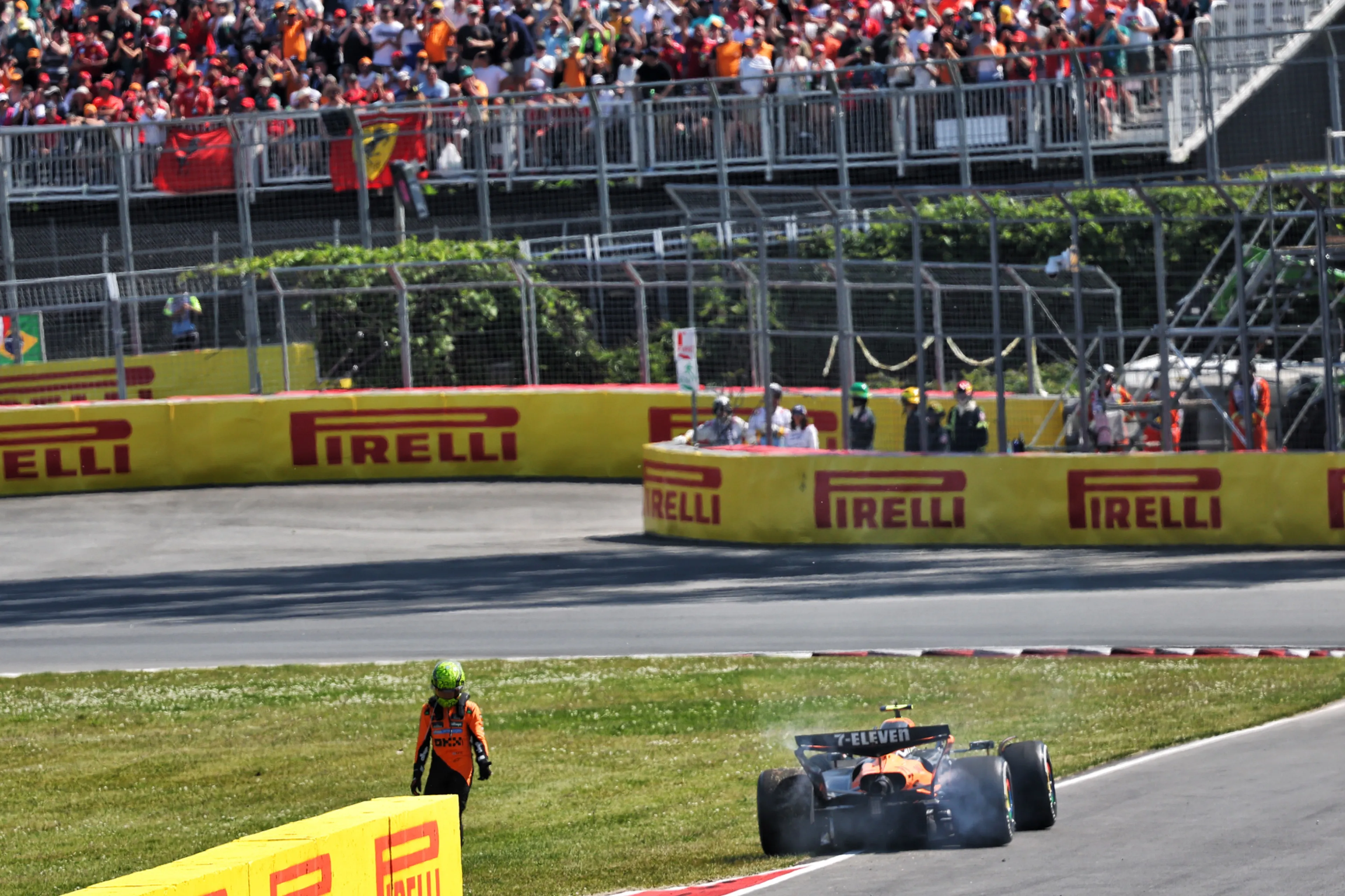 Norris mentre si allontana dopo essere uscito di pista con la sua MCL39 al GP del Canada