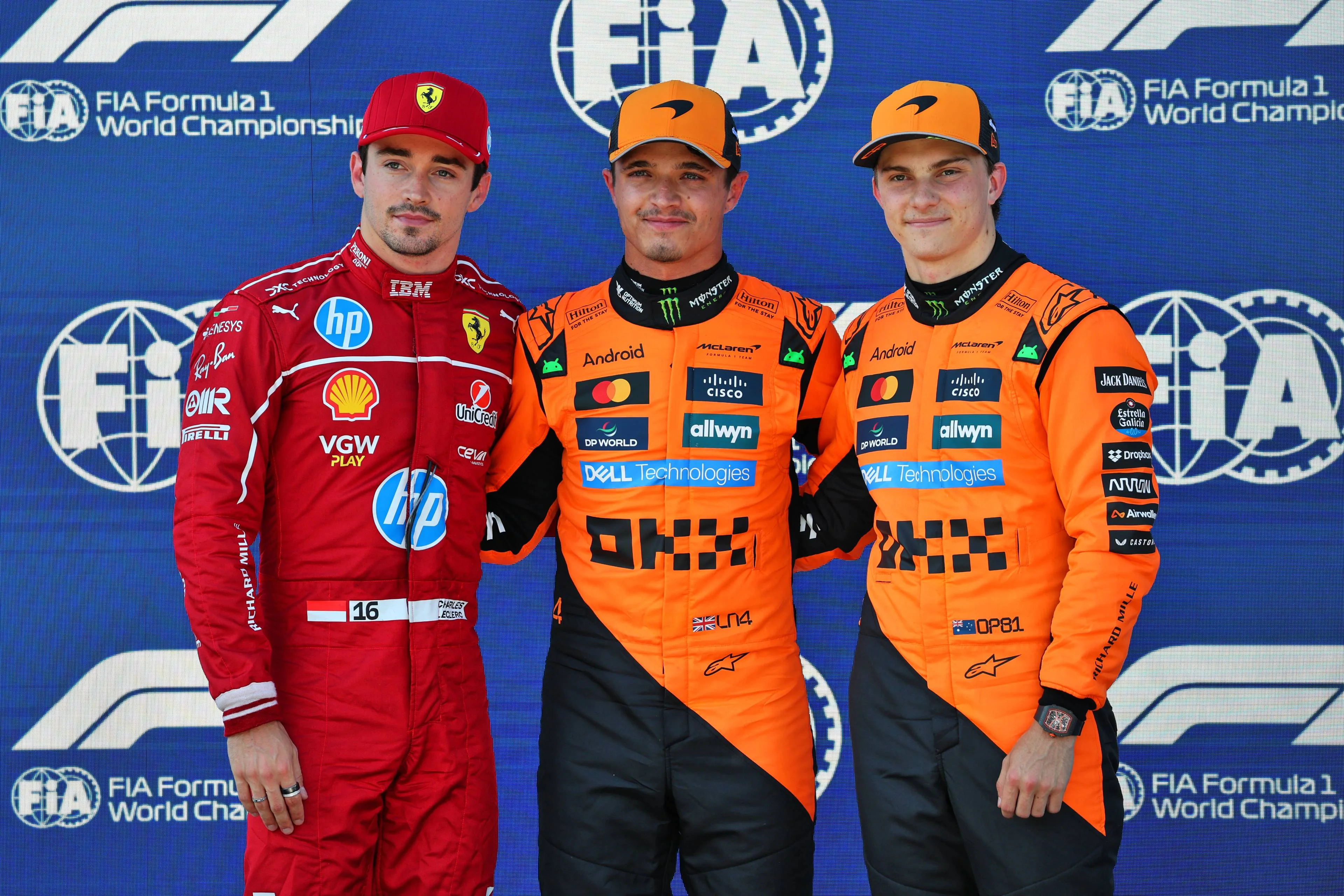Oscar Piastri se alinea en la tercera posición, con su compañero de equipo Lando Norris en primera y Charles Leclerc de Ferrari en segunda.