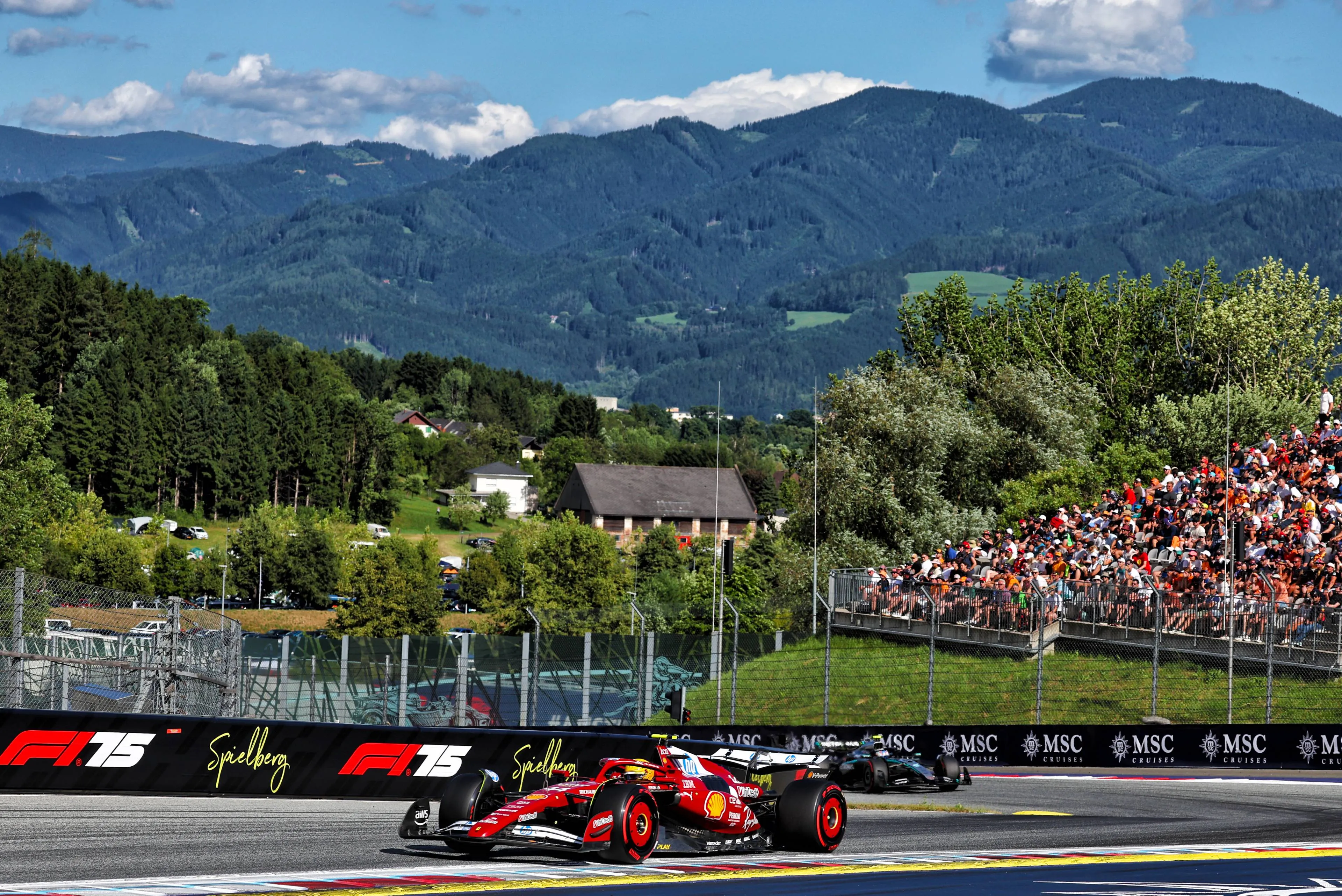Hamilton dirigindo durante a classificação do GP da Áustria de 2025.