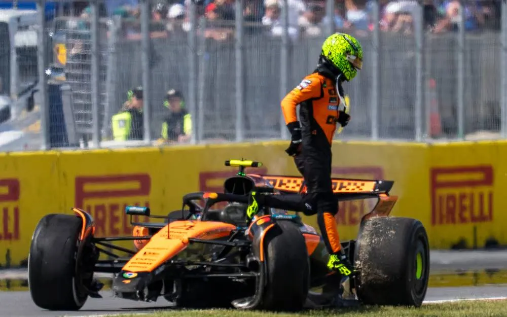 Lando Norris sort de sa MCL-39 après avoir crashé au GP du Canada