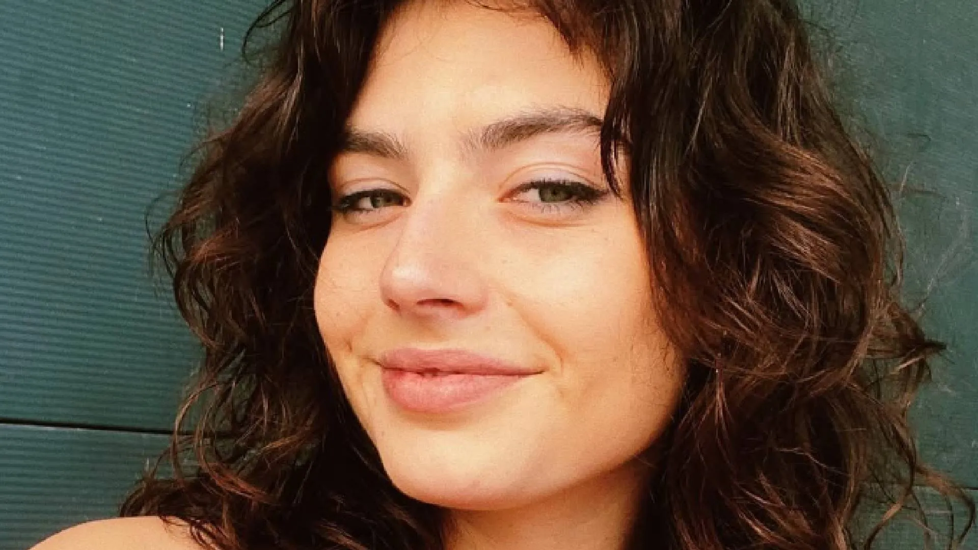 Actrice Sophie Bouquet loopt te koop met twee flinke boeketten en heeft de zomer in haar bol (foto's)