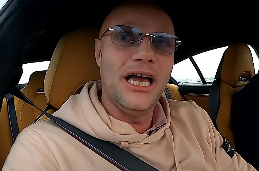 Alex Soze opnieuw veroordeeld; vlogger noemt tattooshop eigenaar 'pedofiele hond' en moet op de blaren zitten