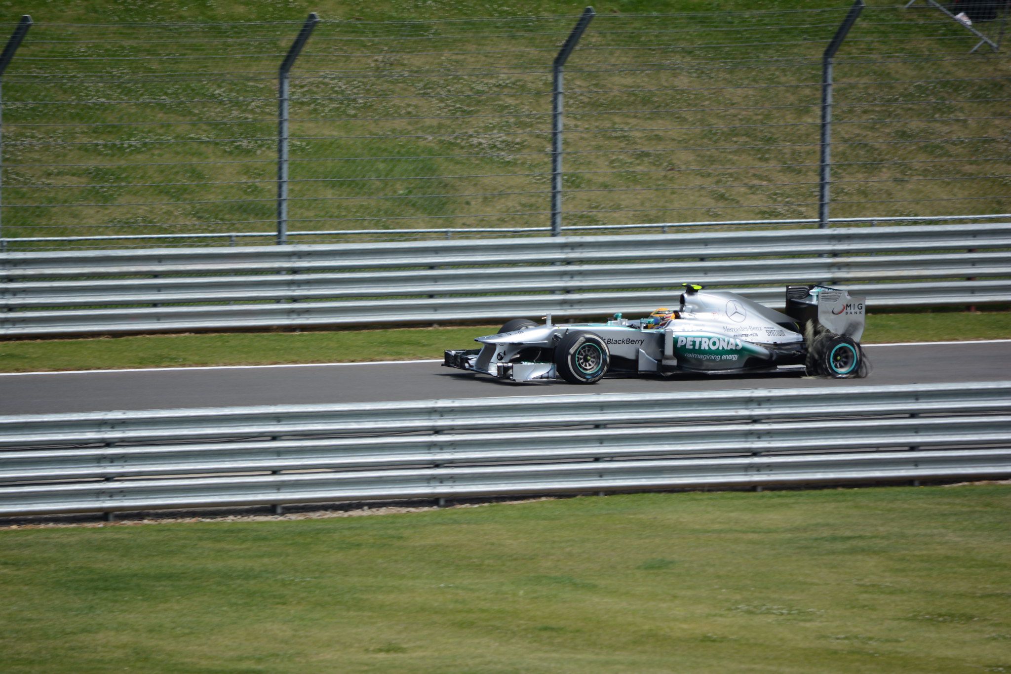 Hamilton rijdt zijn gehavende Mercedes naar de pitstraat tijdens de Grand Prix van Groot-Brittannië van 2013. (foto: Tim Carey)