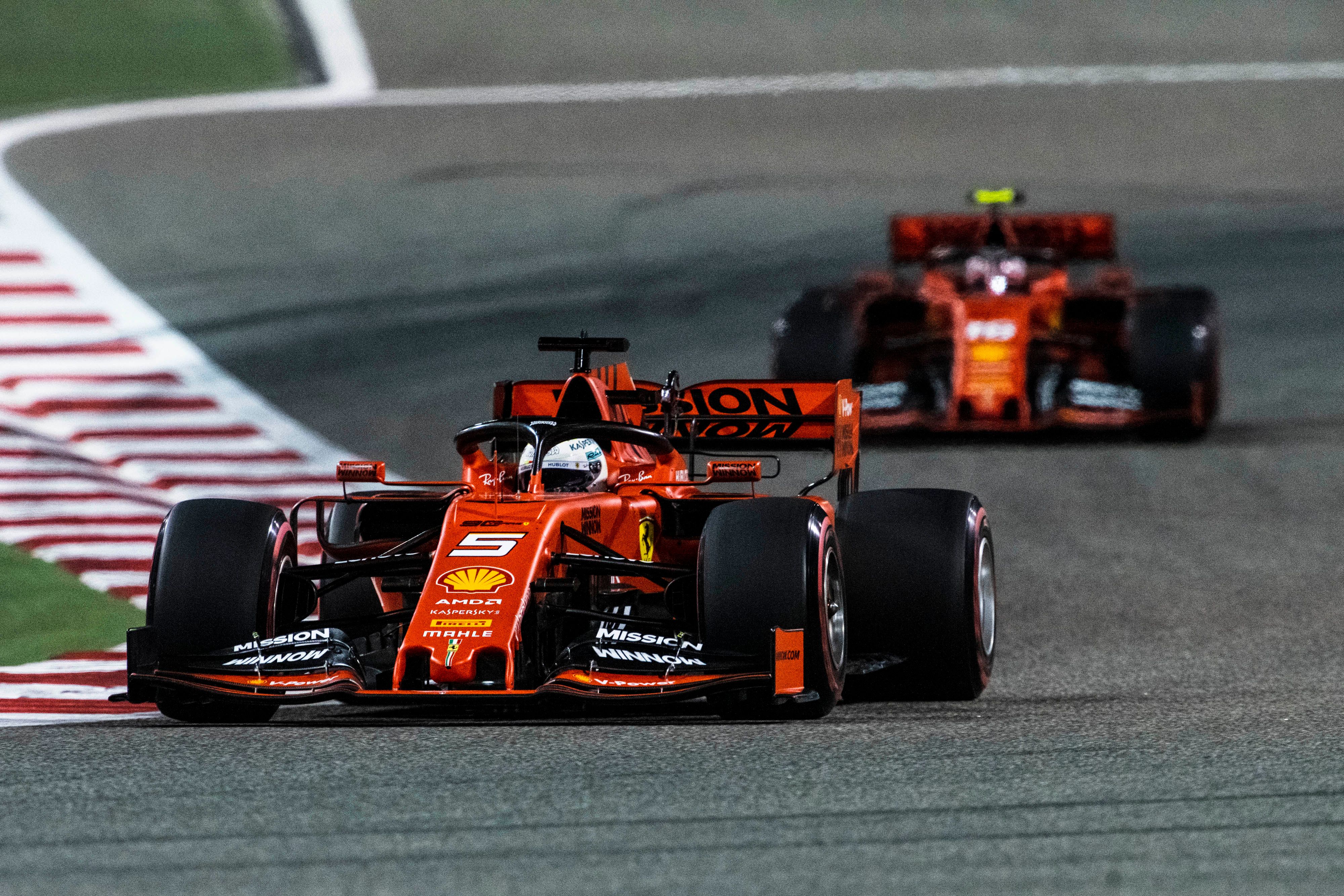 Vettel leidt Leclerc aan het begin van de Grand Prix.