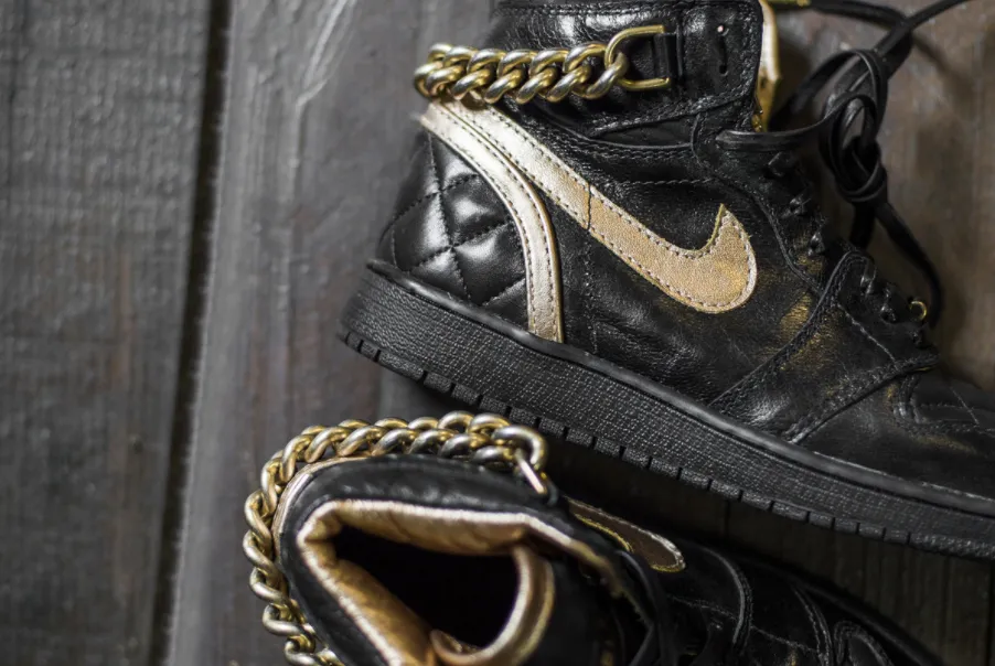 The Shoe Surgeon tovert een Chanel tas t.w.v. 4500 dollar om tot
