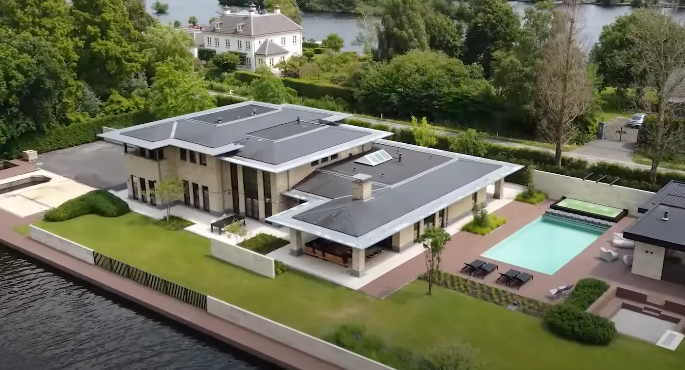 Hakim Ziyech verkoopt gigantische villa in Vinkeveen met miljoenen winst