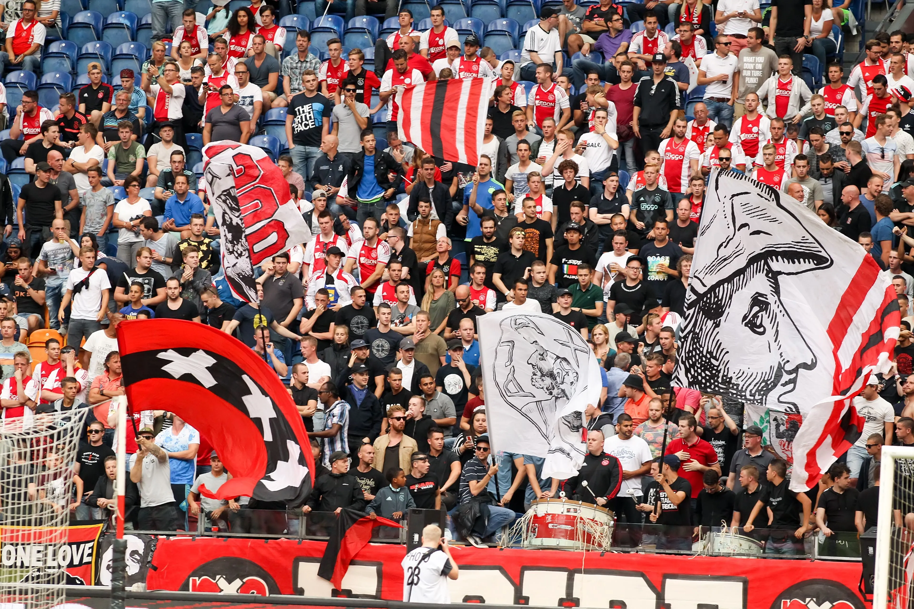 Ajax-fans zijn er helemaal klaar mee en protesteren op het Leidseplein  tegen de politiestakingen