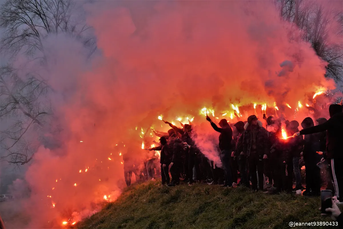 Feyenoord-supporters steunen selectie in aanloop naar Klassieker