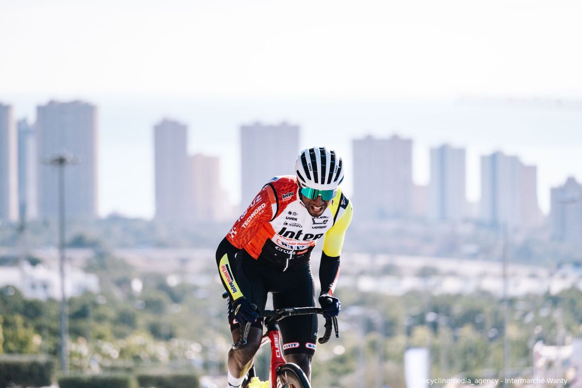'Waar Mathieu dat inmiddels 250 km kan, kon Bini dat nog niet'; het hoe en waarom van Girmays grote voorjaarsdoel