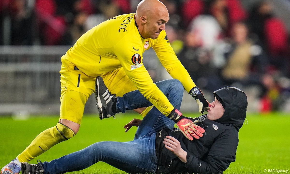 Beelden: PSV-fan rent het veld op en slaat keeper in het gezicht