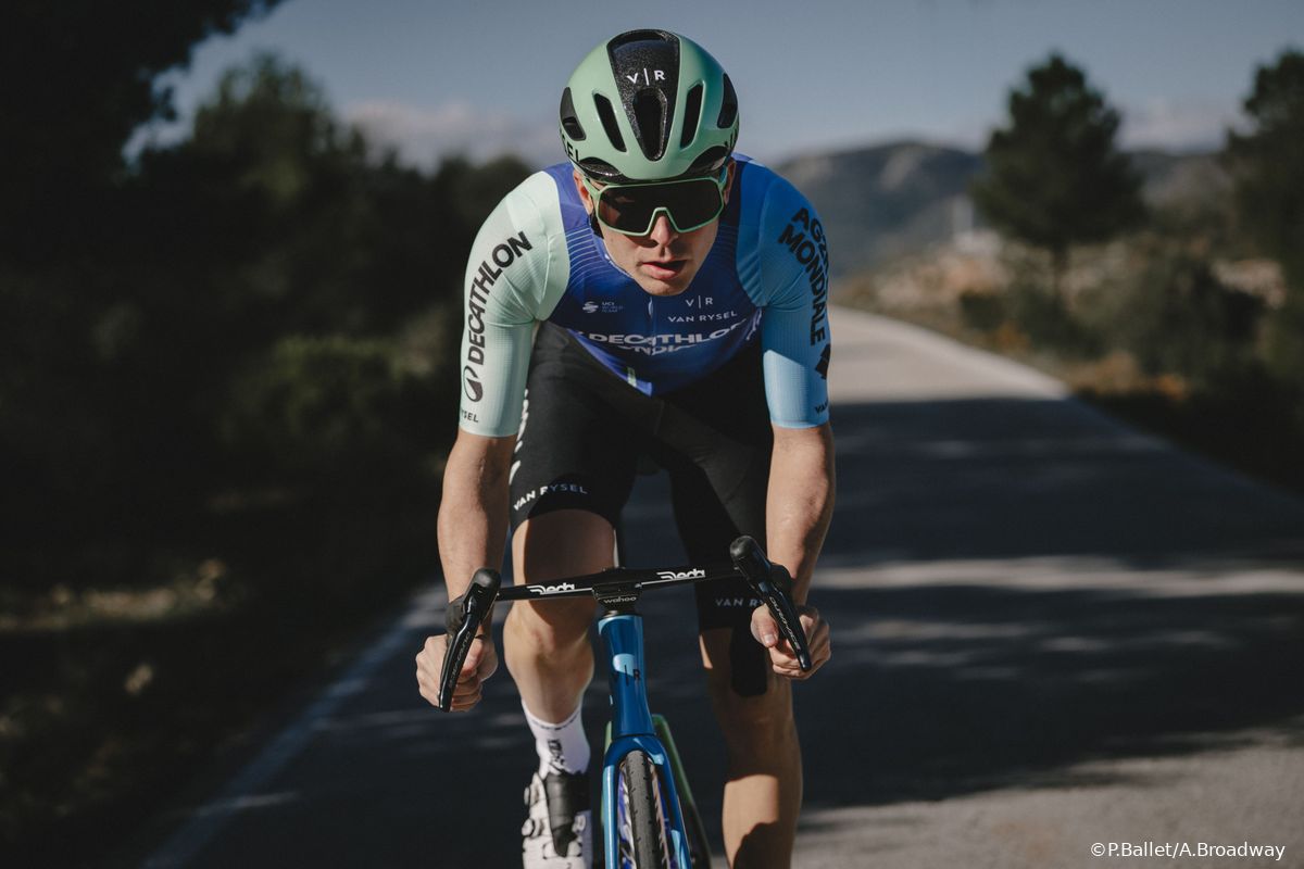 Ondertussen in het peloton | Benoit Cosnefroy moet geopereerd worden aan knie en seizoensstart uitstellen