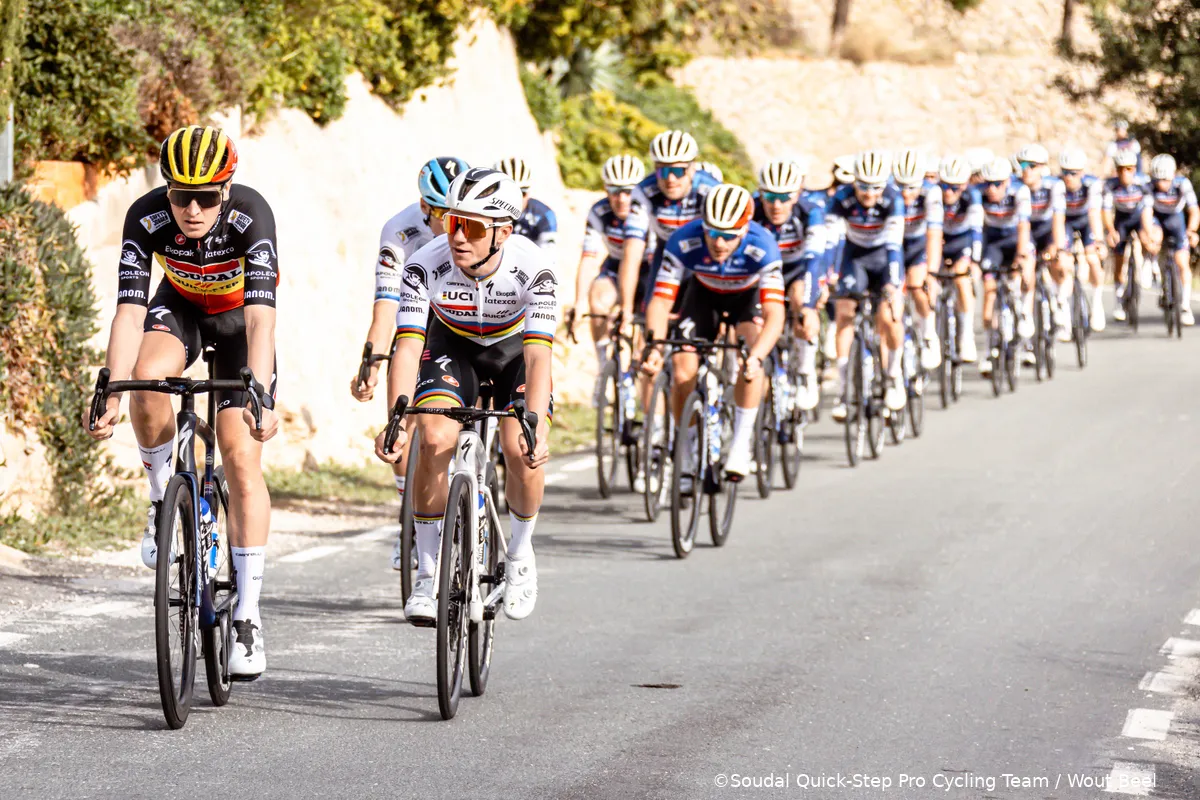 Evenepoel pakt kostbare seconden in waaieretappe, maar waarschuwt: 'UAE zal geprikkeld zijn'