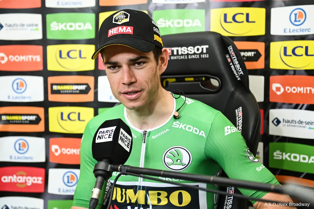 Van Aert grapt na aankondiging terugkeer Van der Poel: 'Zo snel had het ook niet gehoeven'