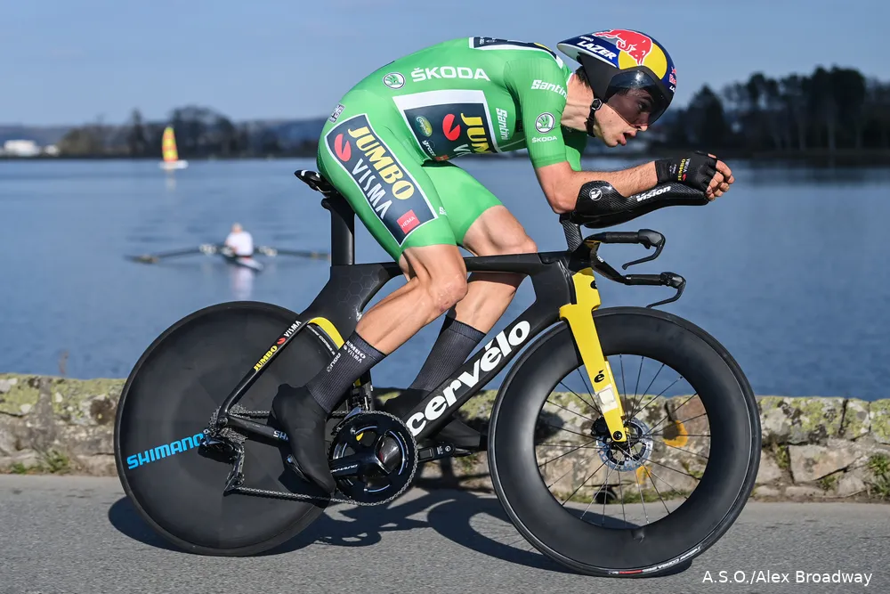 Wéér een Jumbo-Visma-show in Parijs-Nice: Van Aert wint tijdrit, voor Roglic en Dennis