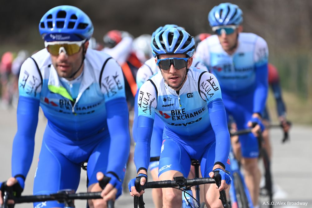 Simon Yates verliest week voor Giro elf (!) minuten in bergrit Asturië: 'Onderdeel van het proces'