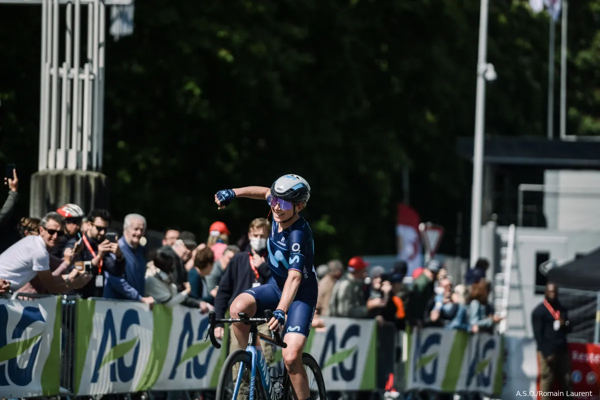 Krankzinnig sterke Van Vleuten kraakt Vollering met solo van 62 (!) km en lijkt Tour te beslissen