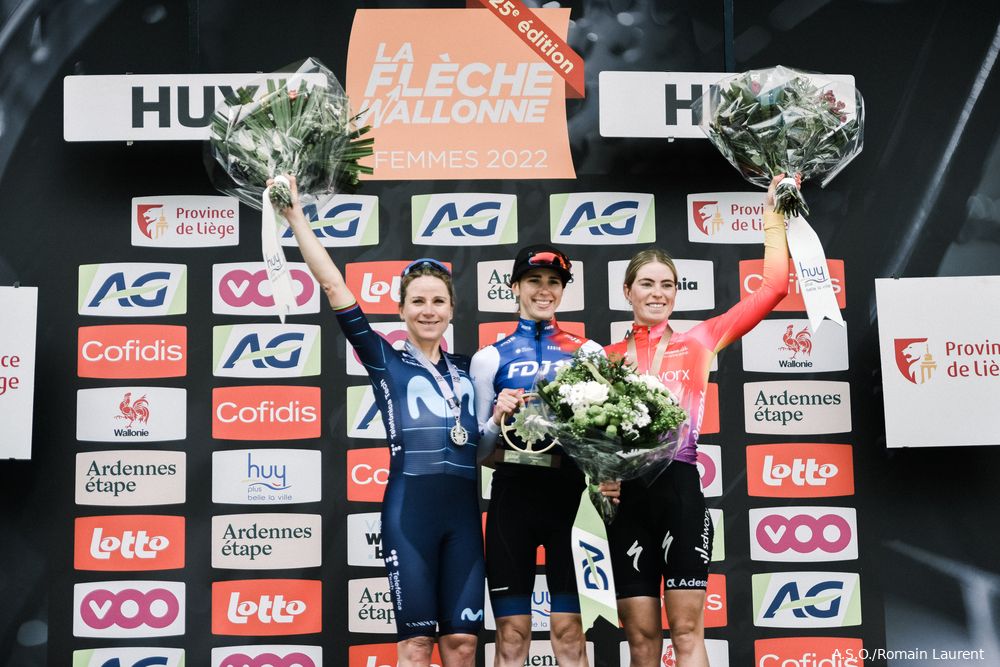 Waalse Pijl 2022: Vollering finisht als derde en mag samen met winnares Marta Cavalli en runner-up Annemiek van Vleuten mee op het podium