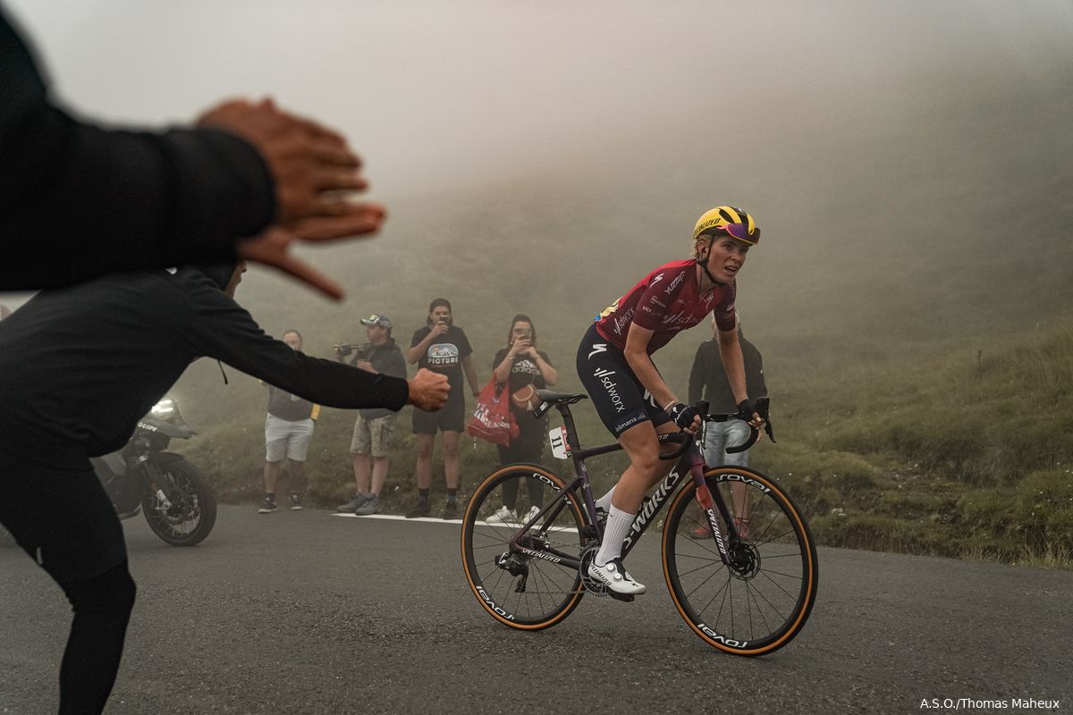 Vollering declasseert Van Vleuten op de Col du Tourmalet en pakt gele trui met verve