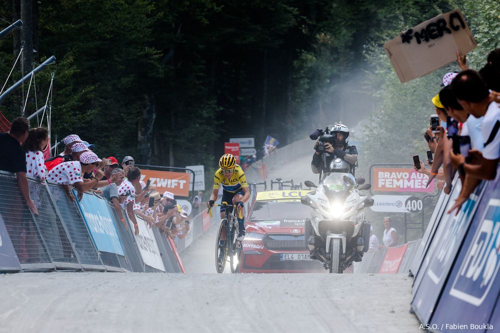 Zelfs fietswissels deren Van Vleuten niet: nieuwe ritzege én eindwinst Tour de France Femmes