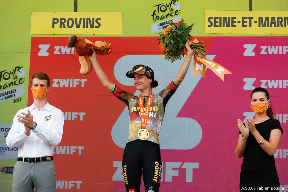 Marianne Vos pakt ritzege en geel in knaller van een finale in Tour de France Femmes