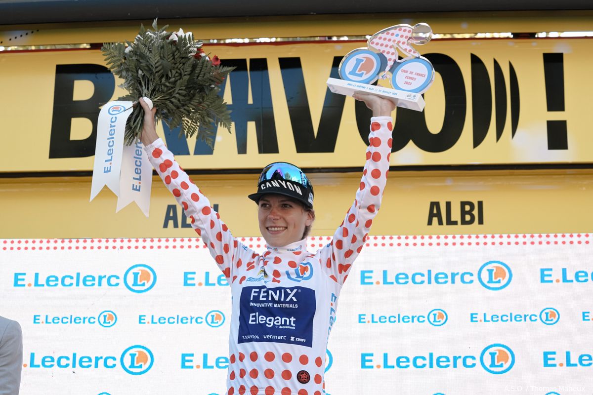 Kastelijn krijgt prijs voor meest strijdlustigste renster Tour de France Femmes: 'Rit naar Tourmalet was de hel'