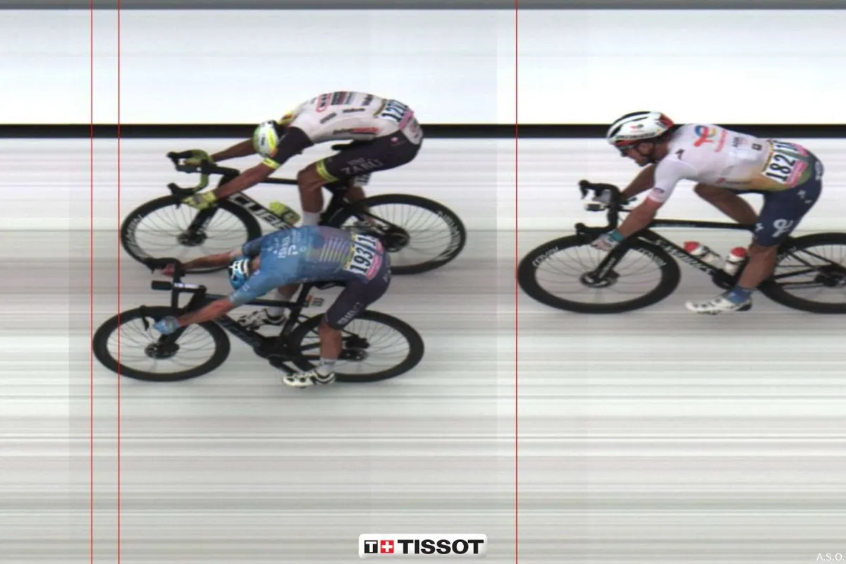 Clarke houdt Van der Hoorn af in millimetersprint Tour; Van Aert beperkt schade Jumbo-Visma na drama-dag