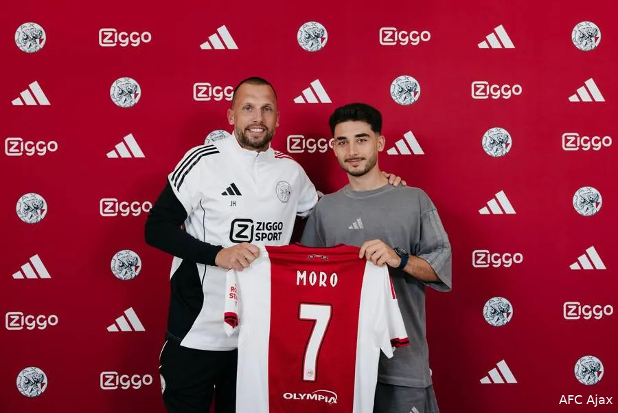 raul-moro-john-heitinga-ajax