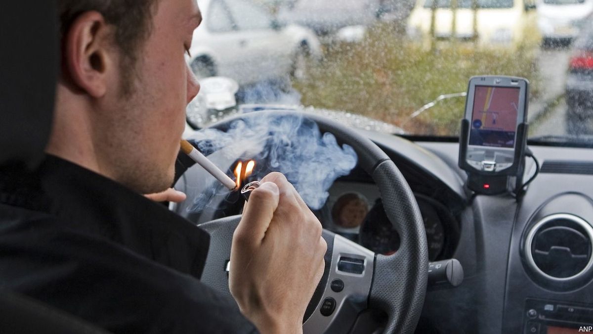 Partij van Pieter Omtzigt wil roken in de auto verbieden