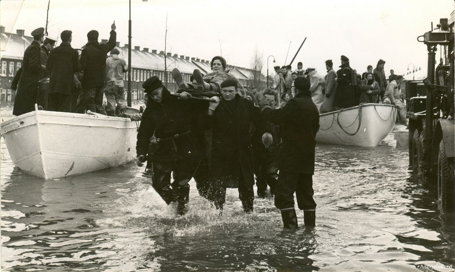 Overstroming van Tuindorp Oostzaan in 1960